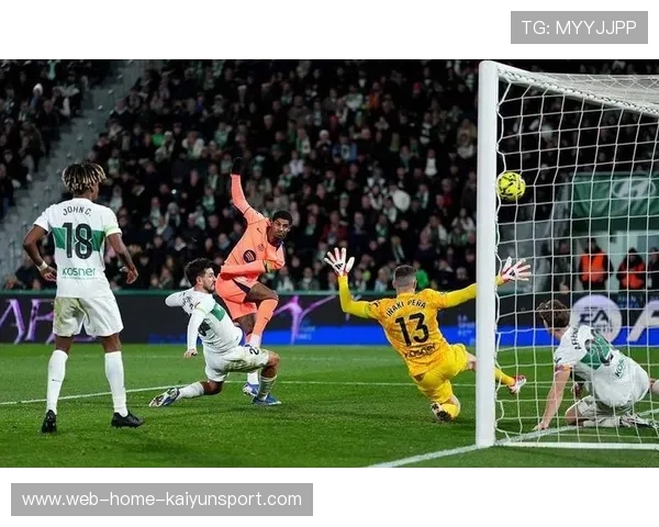 费兰托雷斯倒地扫射差点破门，巴萨前场持续施压